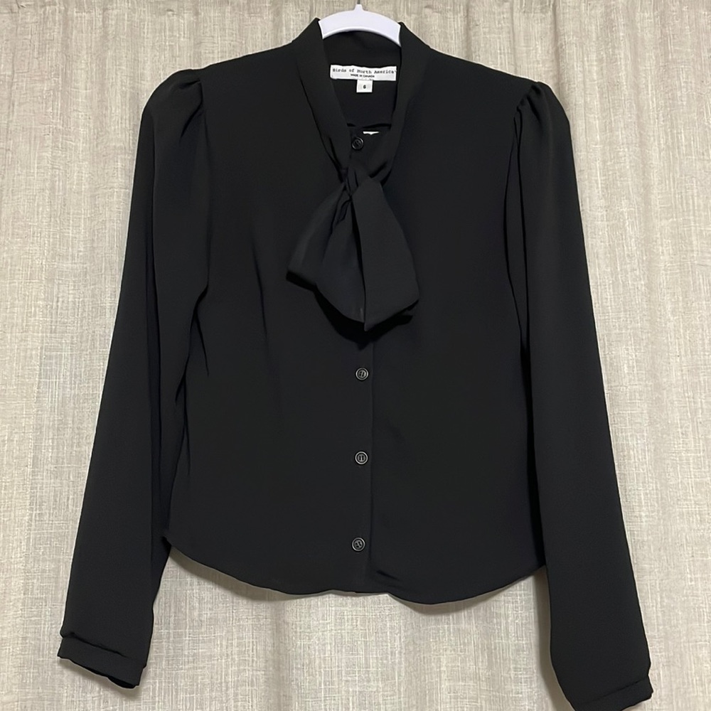 EUC Birds of North America size 6 (sm) black tie-neck blouse